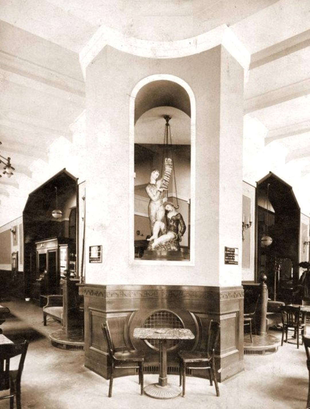 Kavana »Medulić«, povijesni interijer, keramoskulptura 'Djevojka i harmonikaš' Stelle Skopal iz 1927. godine